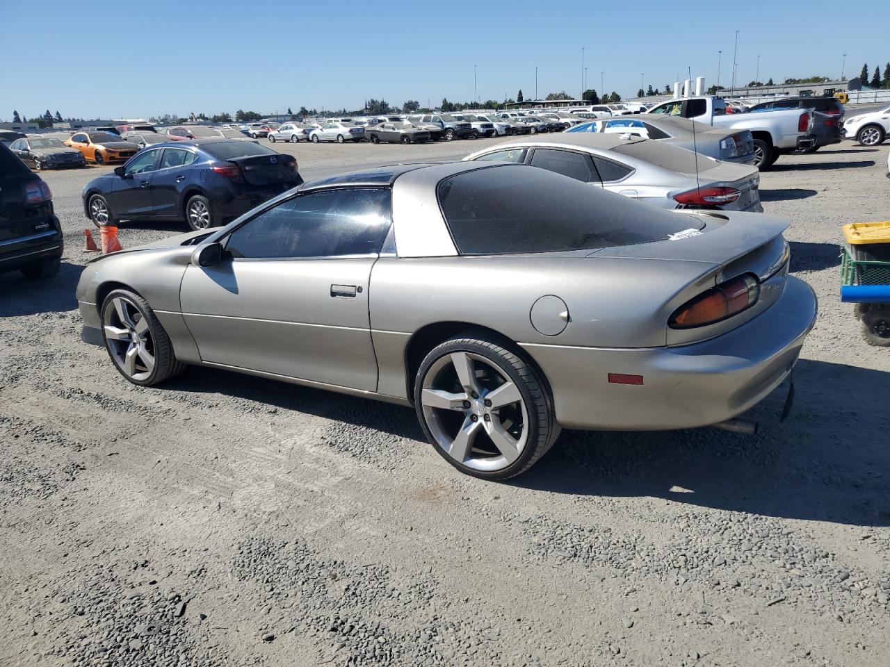 2000 Chevrolet Camaro - Image 2