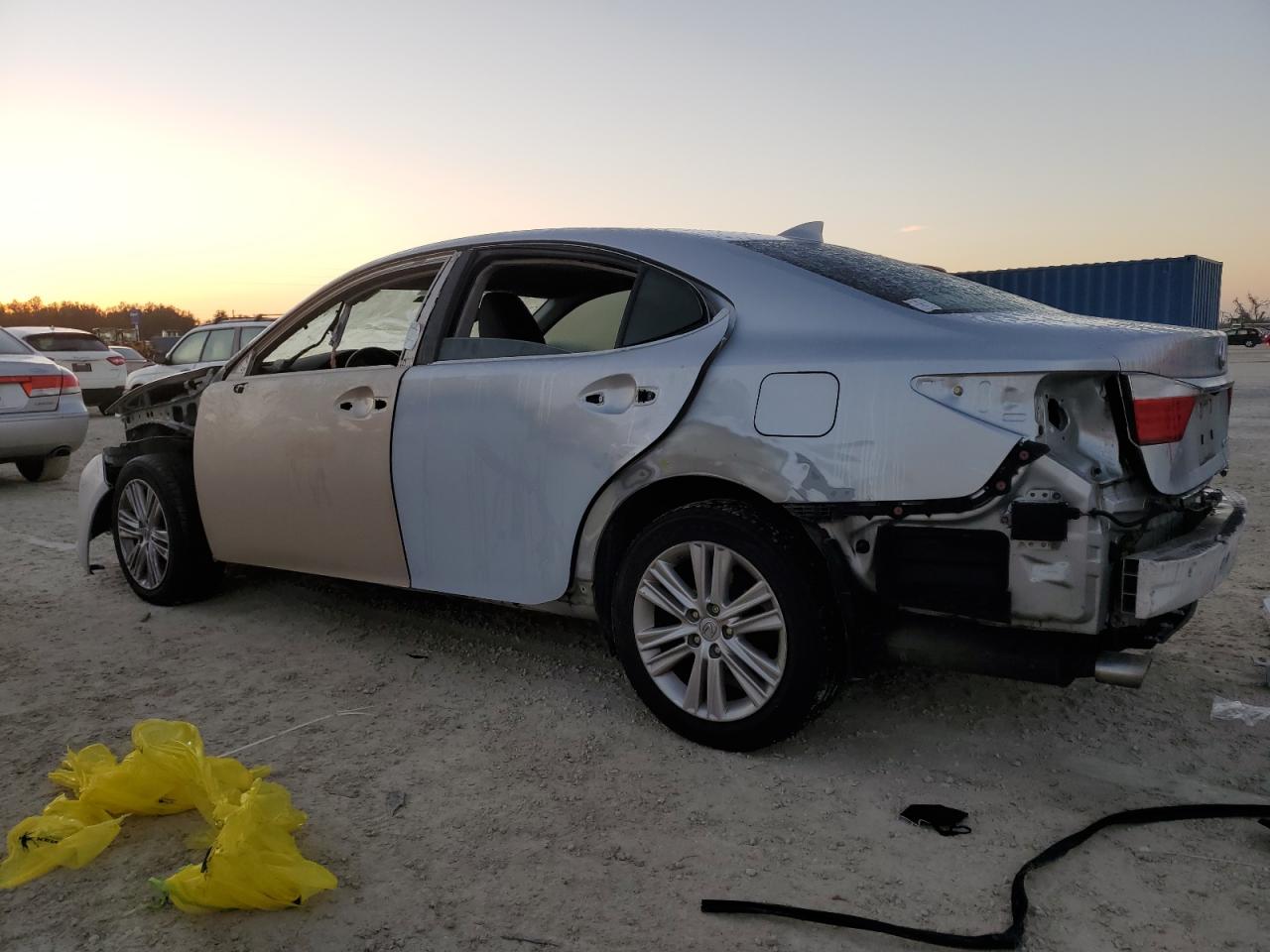 2015 Lexus ES - Image 2