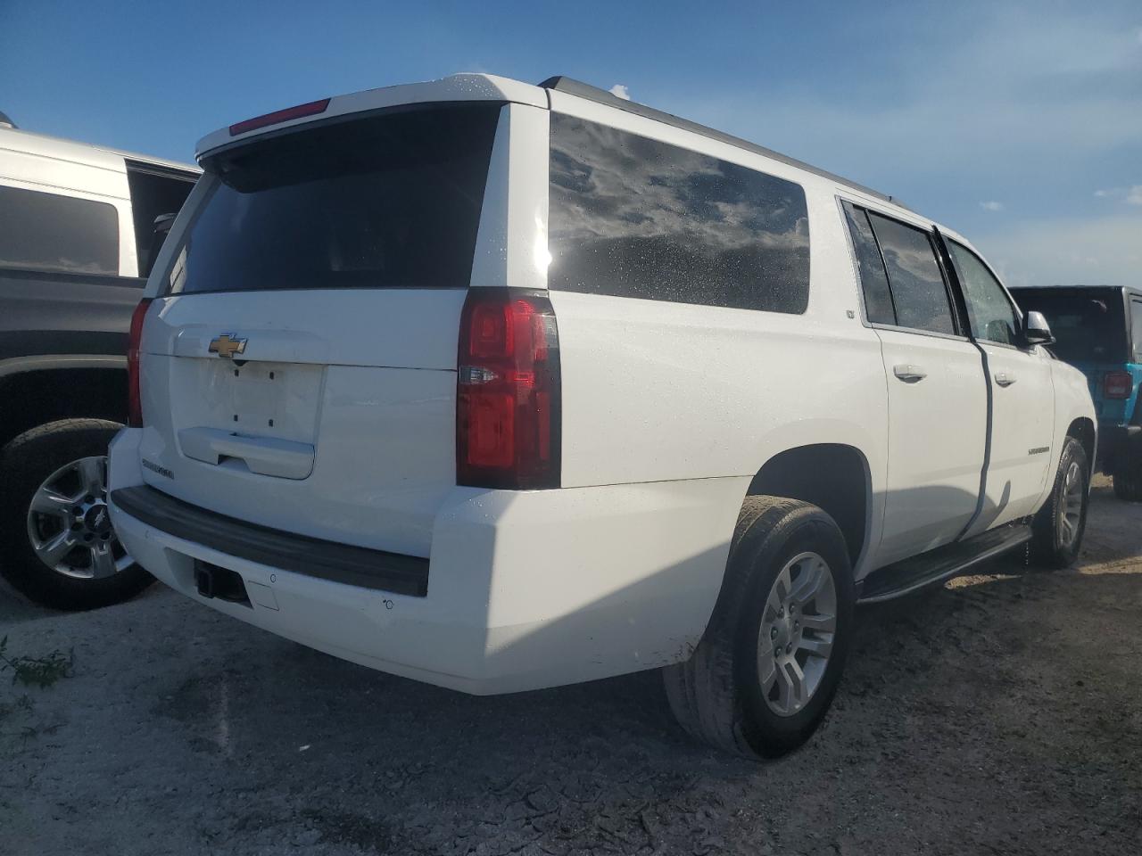 VIN 1GNSKHKC4KR243938 2019 CHEVROLET SUBURBAN no.3