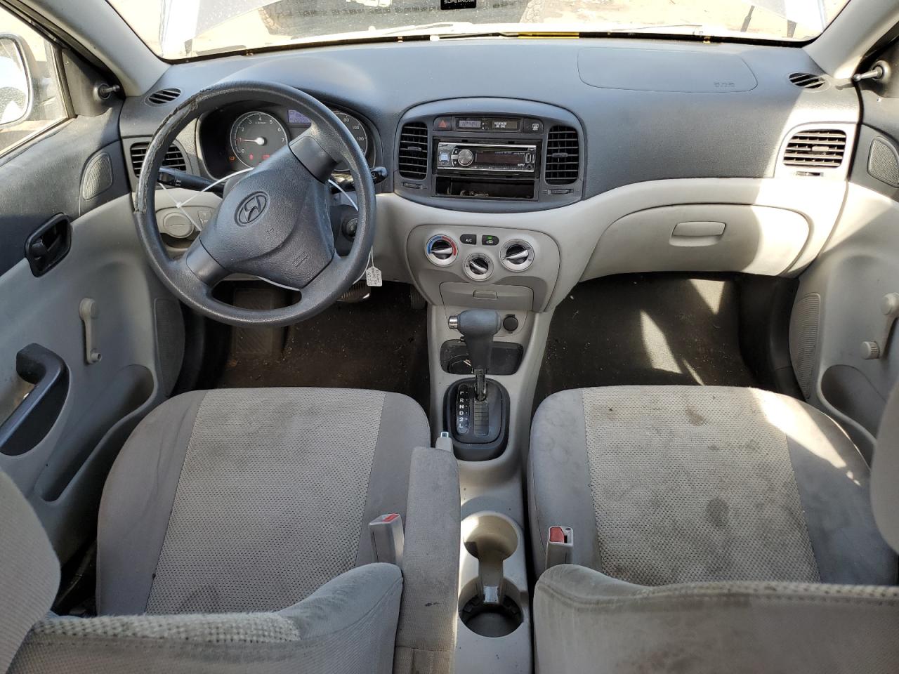 2010 Hyundai Accent - Image 8