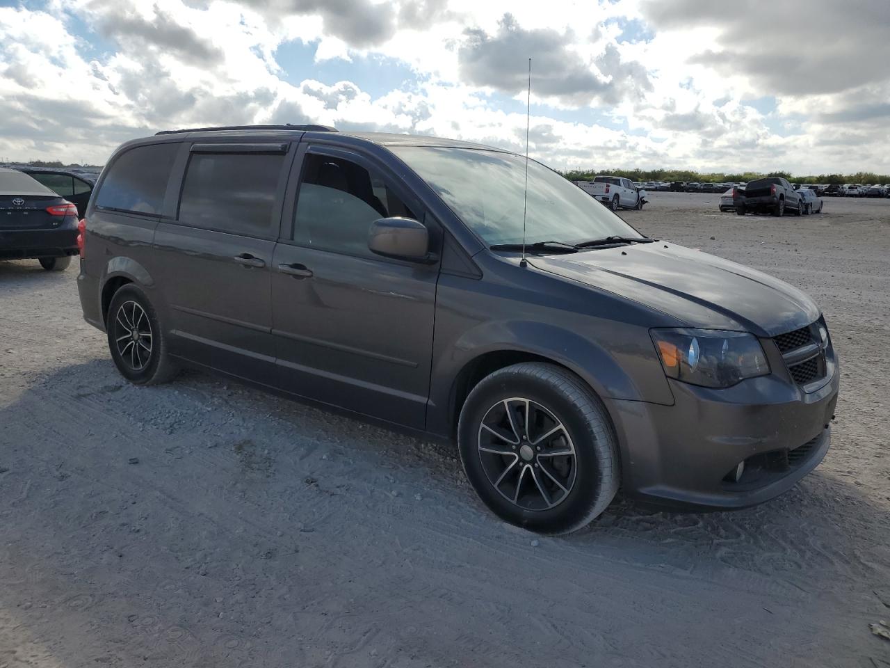 2016 Dodge Caravan - Image 4