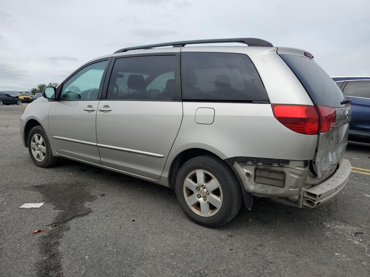 2004 Toyota Sienna - Image 2