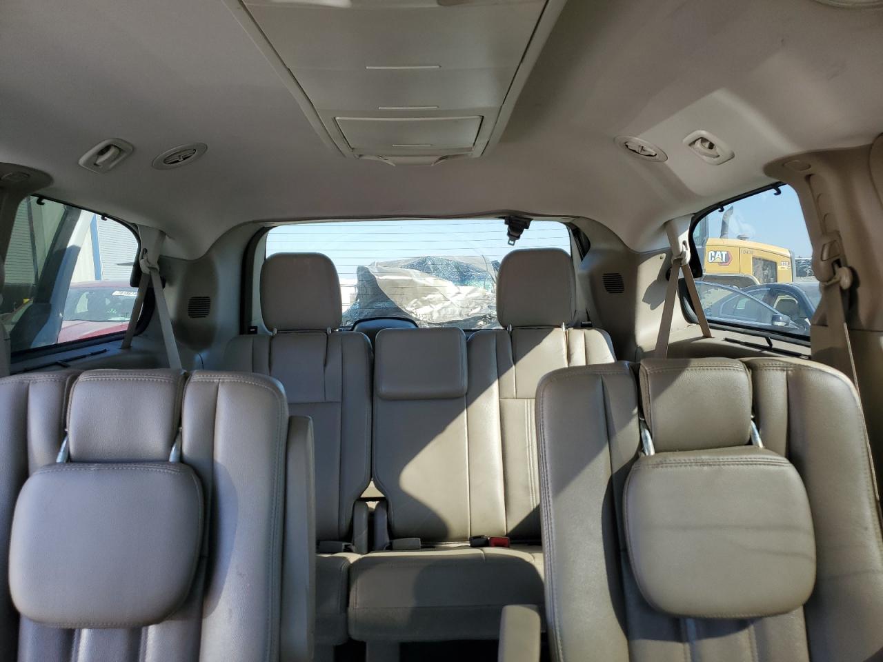 2014 Chrysler Town & Country - Image 10