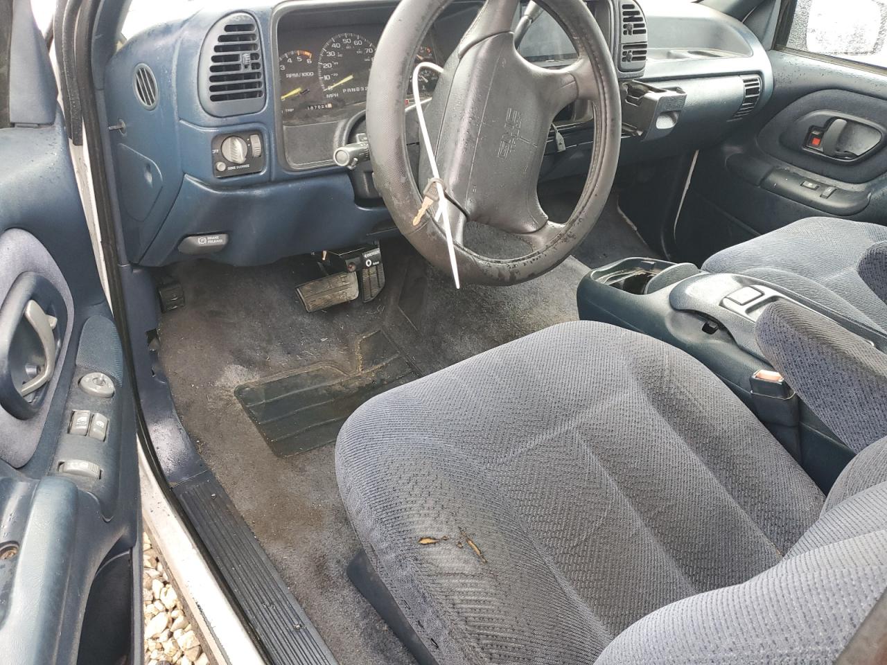 1996 GMC Yukon VIN: 3GKEK18R6TG521690 Lot: 76060364