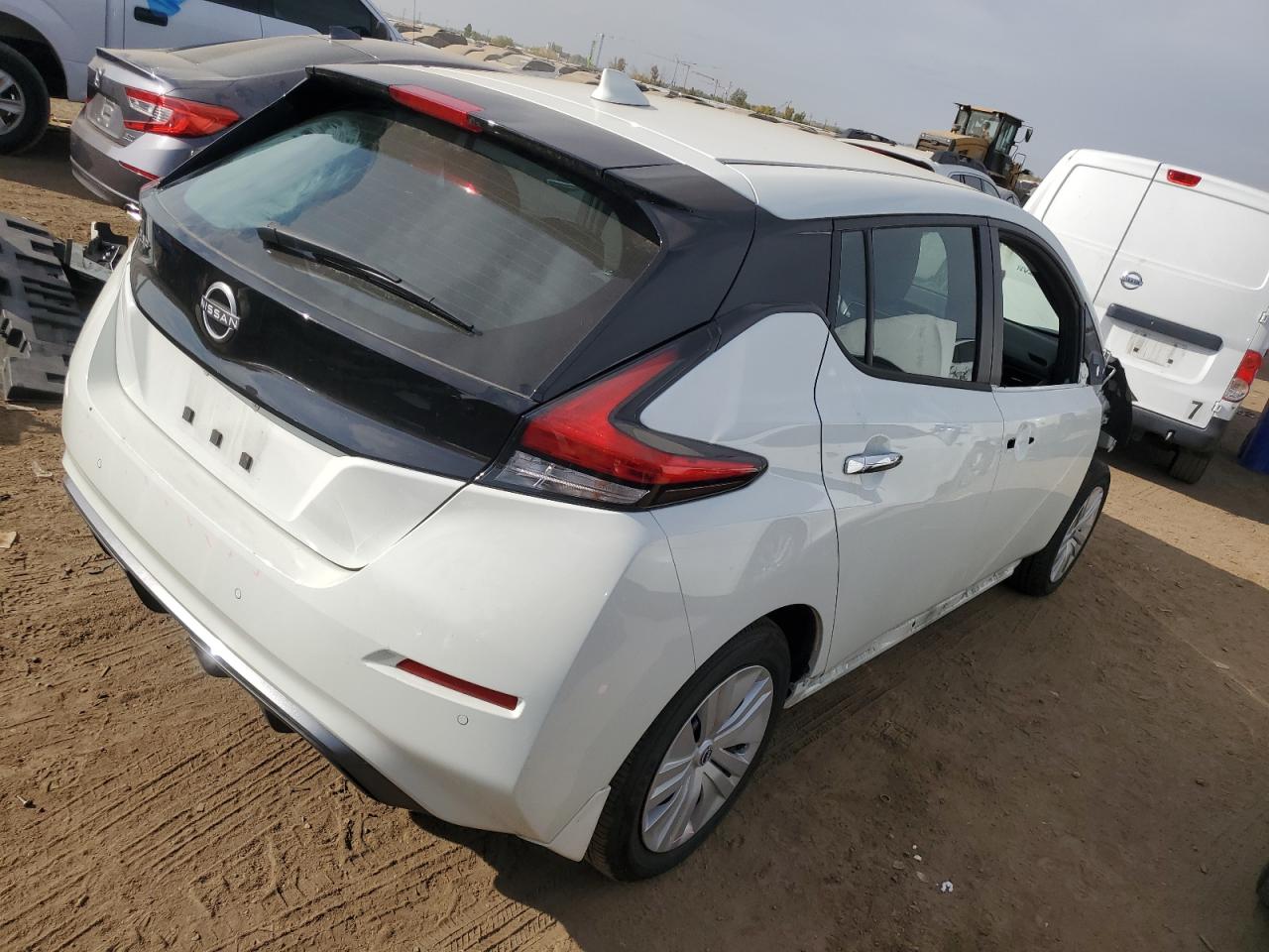 2024 Nissan Leaf - Image 3