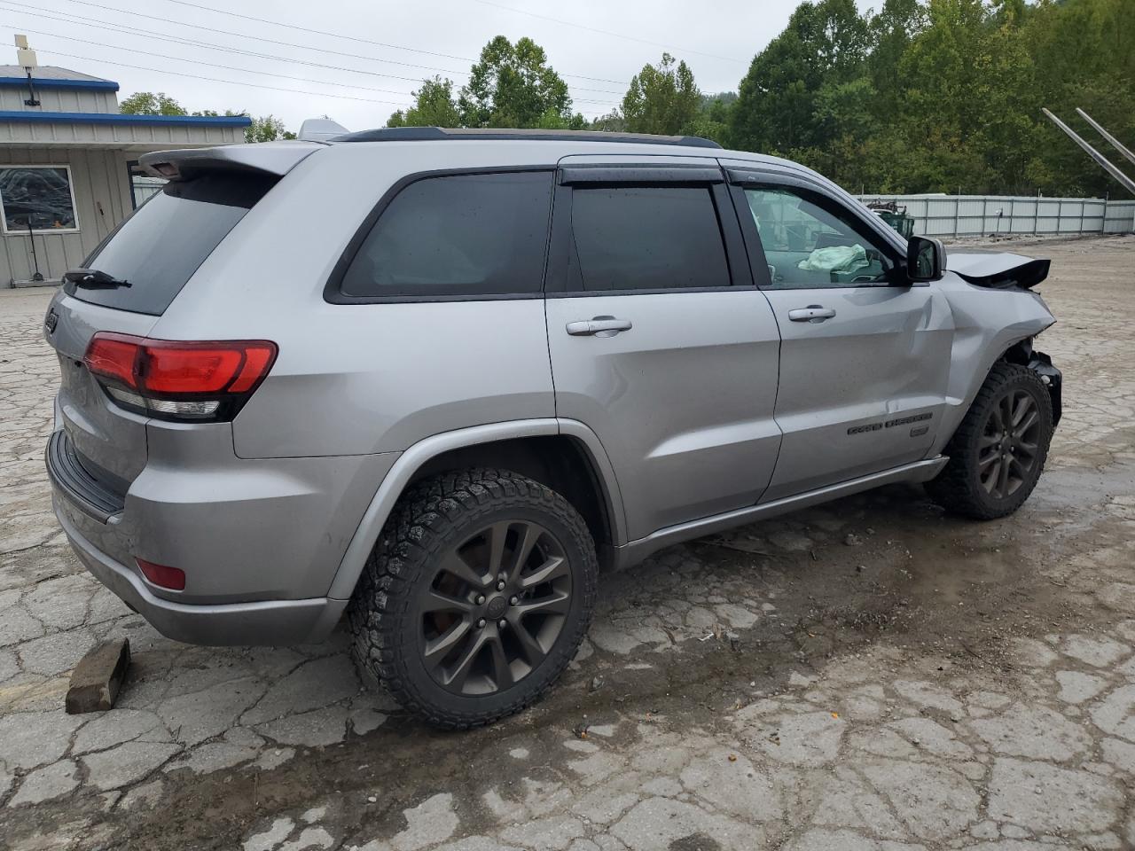 2017 Jeep Grand Cherokee - Image 3
