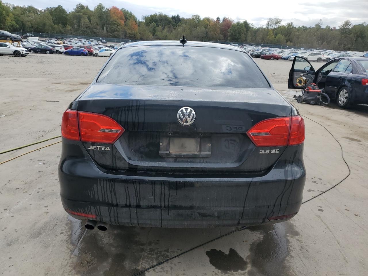 3VWBZ7AJ3BM396565 2011 Volkswagen Jetta Se