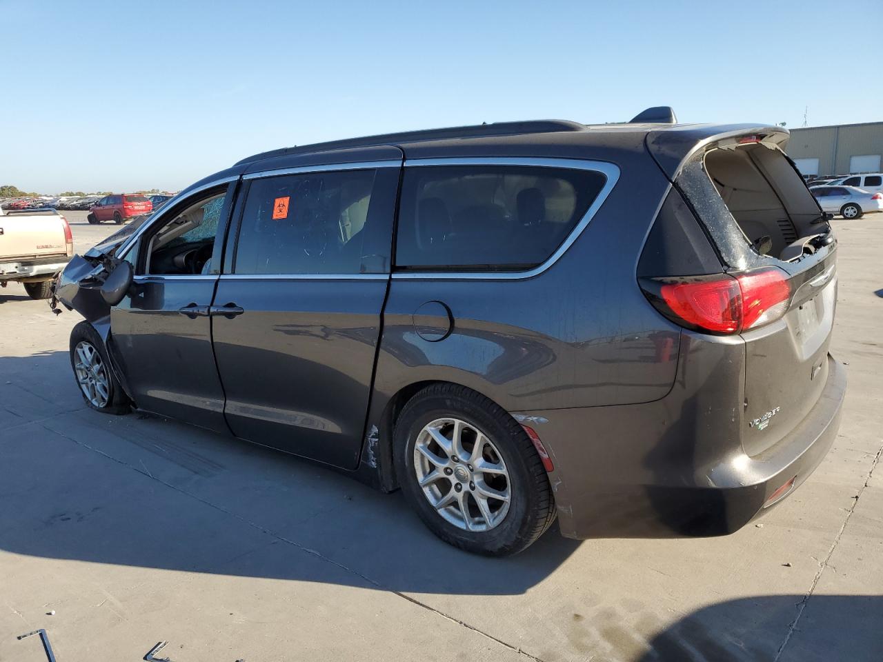 2020 Chrysler Voyager - Image 2