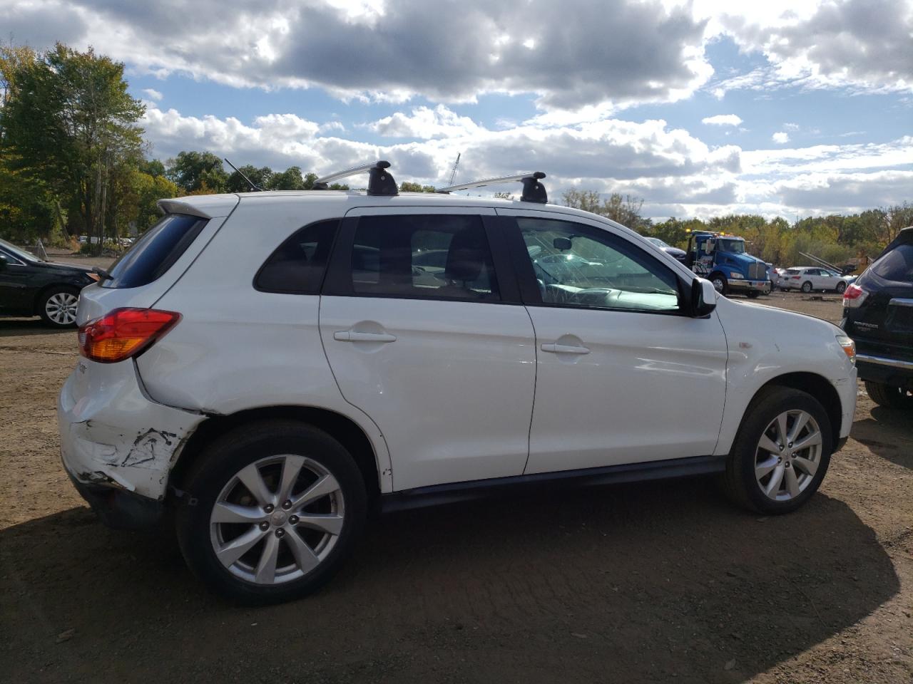 2014 Mitsubishi Outlander - Image 3