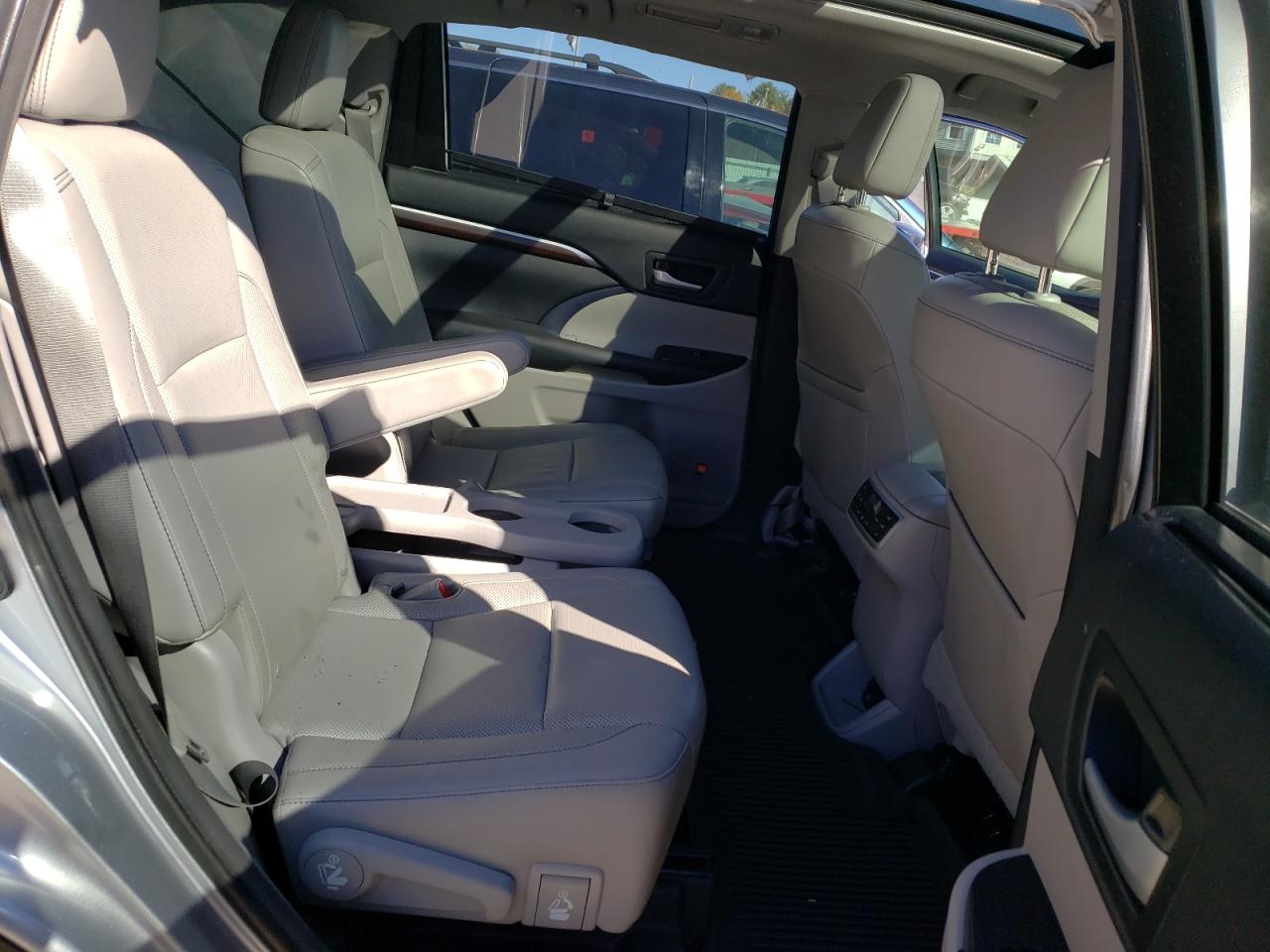 2015 Toyota Highlander - Image 11