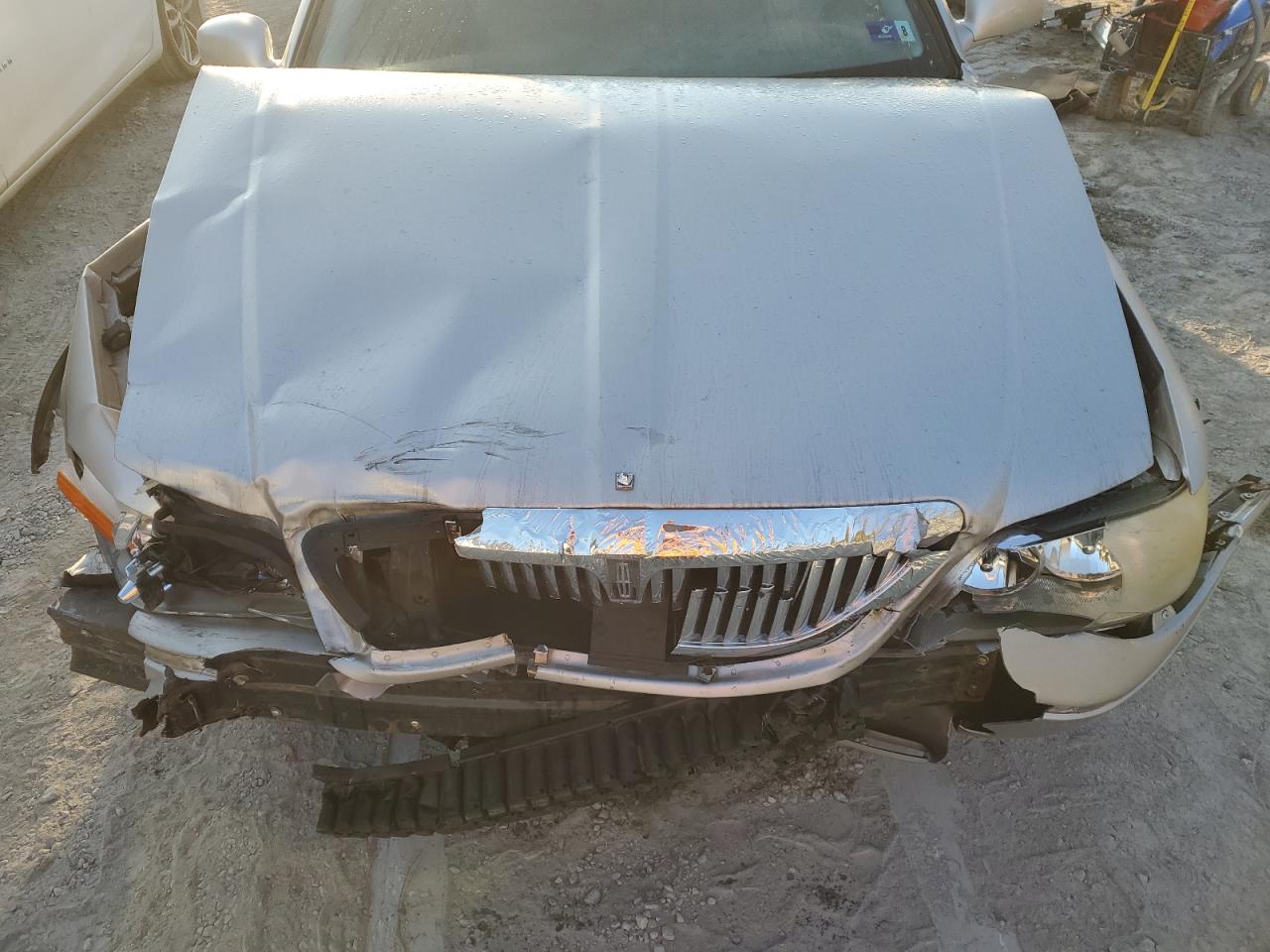 2004 Lincoln Town Car - Image 11