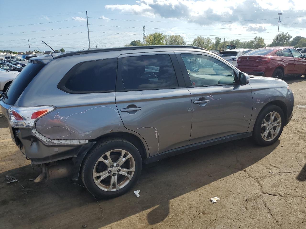 2014 Mitsubishi Outlander - Image 3