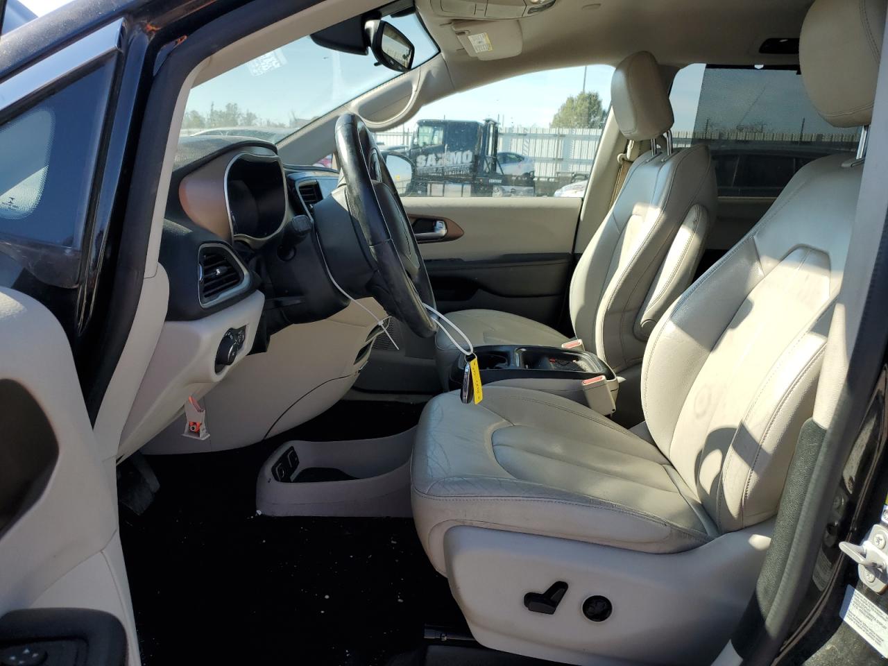 2017 Chrysler Pacifica - Image 7