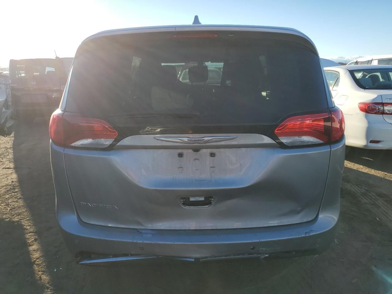 2018 Chrysler Pacifica - Image 6