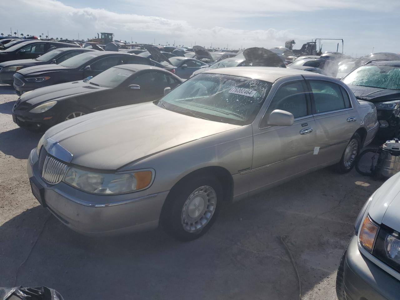 2002 Lincoln Town Car - Image 1