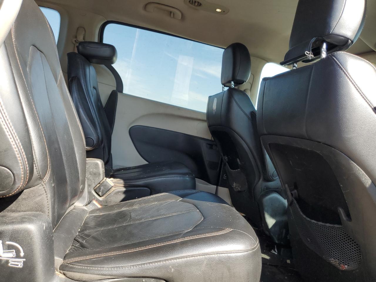 2017 Chrysler Pacifica - Image 11