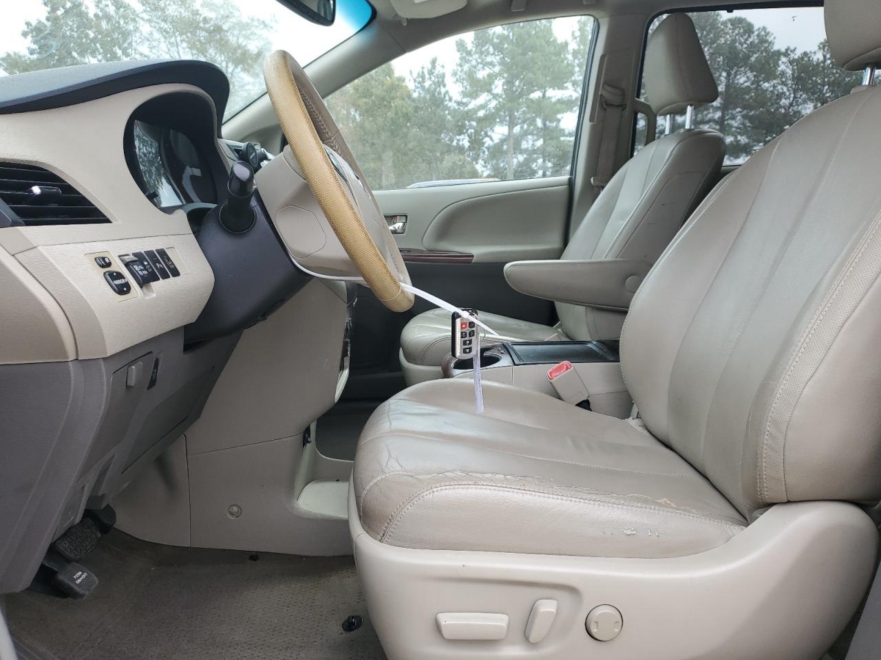 2014 Toyota Sienna - Image 7