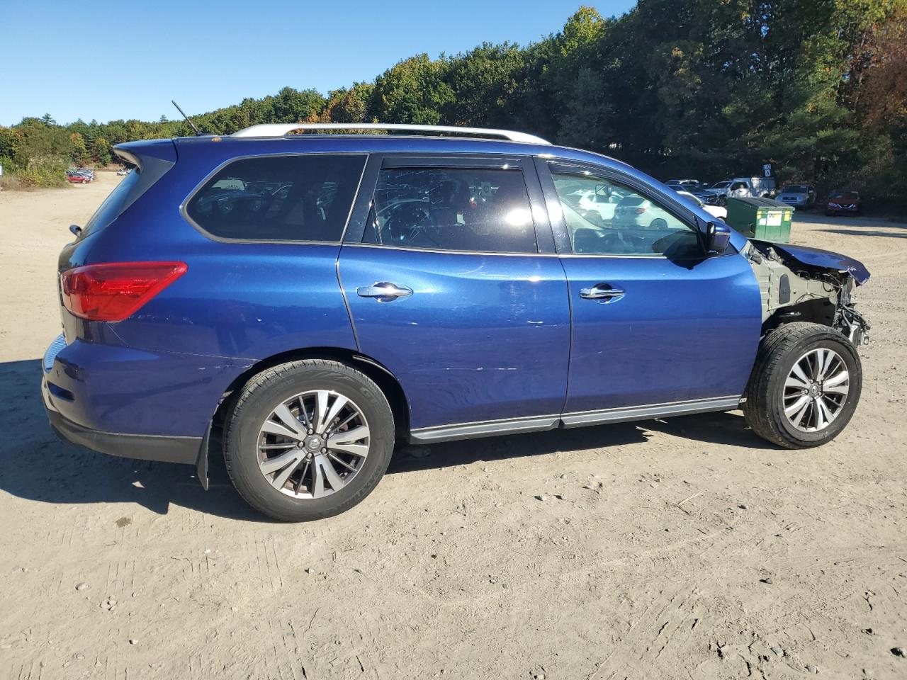 2017 Nissan Pathfinder - Image 3