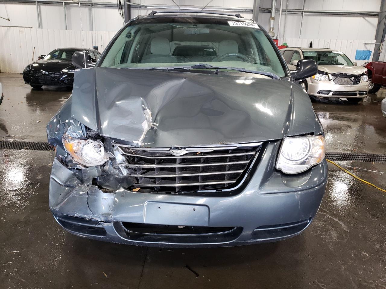 2005 Chrysler Town & Country - Image 5