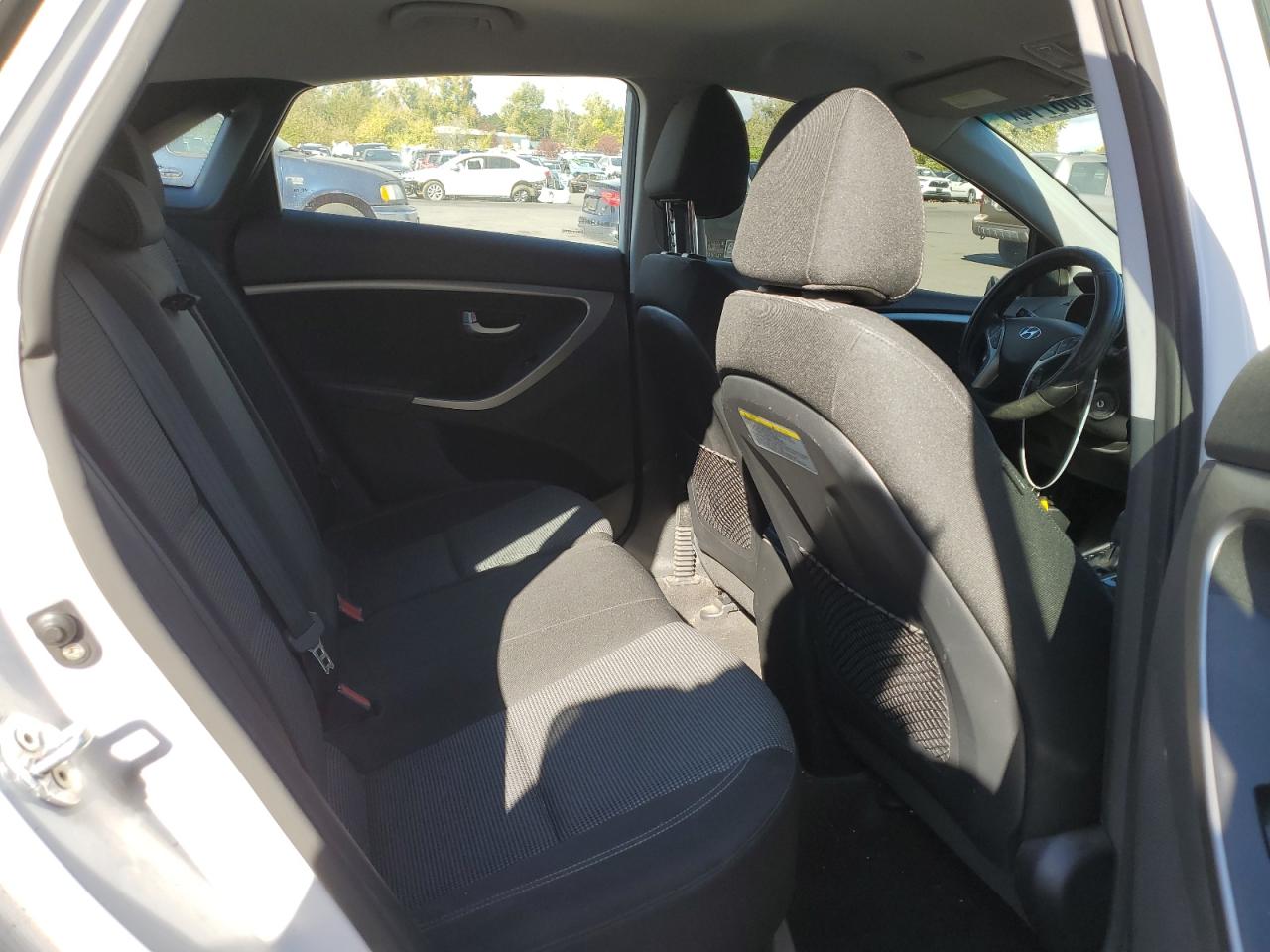 2017 Hyundai Elantra - Image 10
