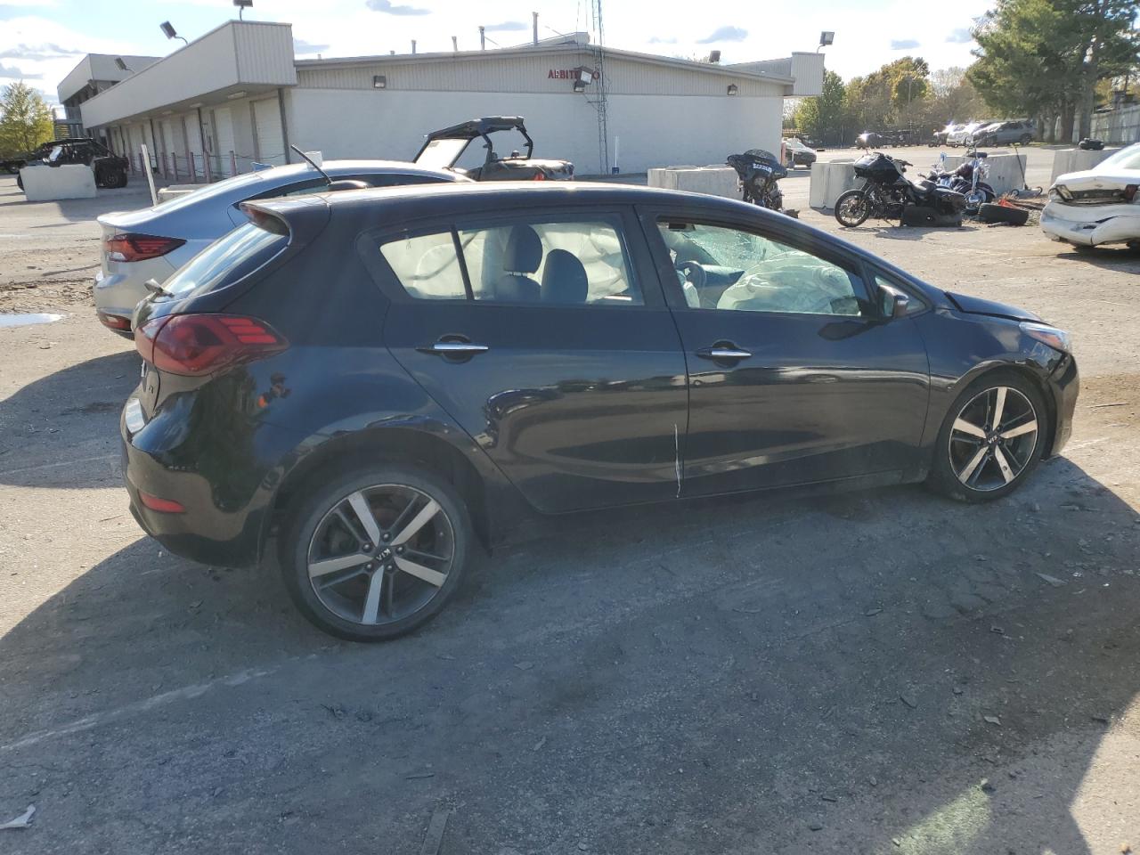 2017 Kia Forte - Image 3