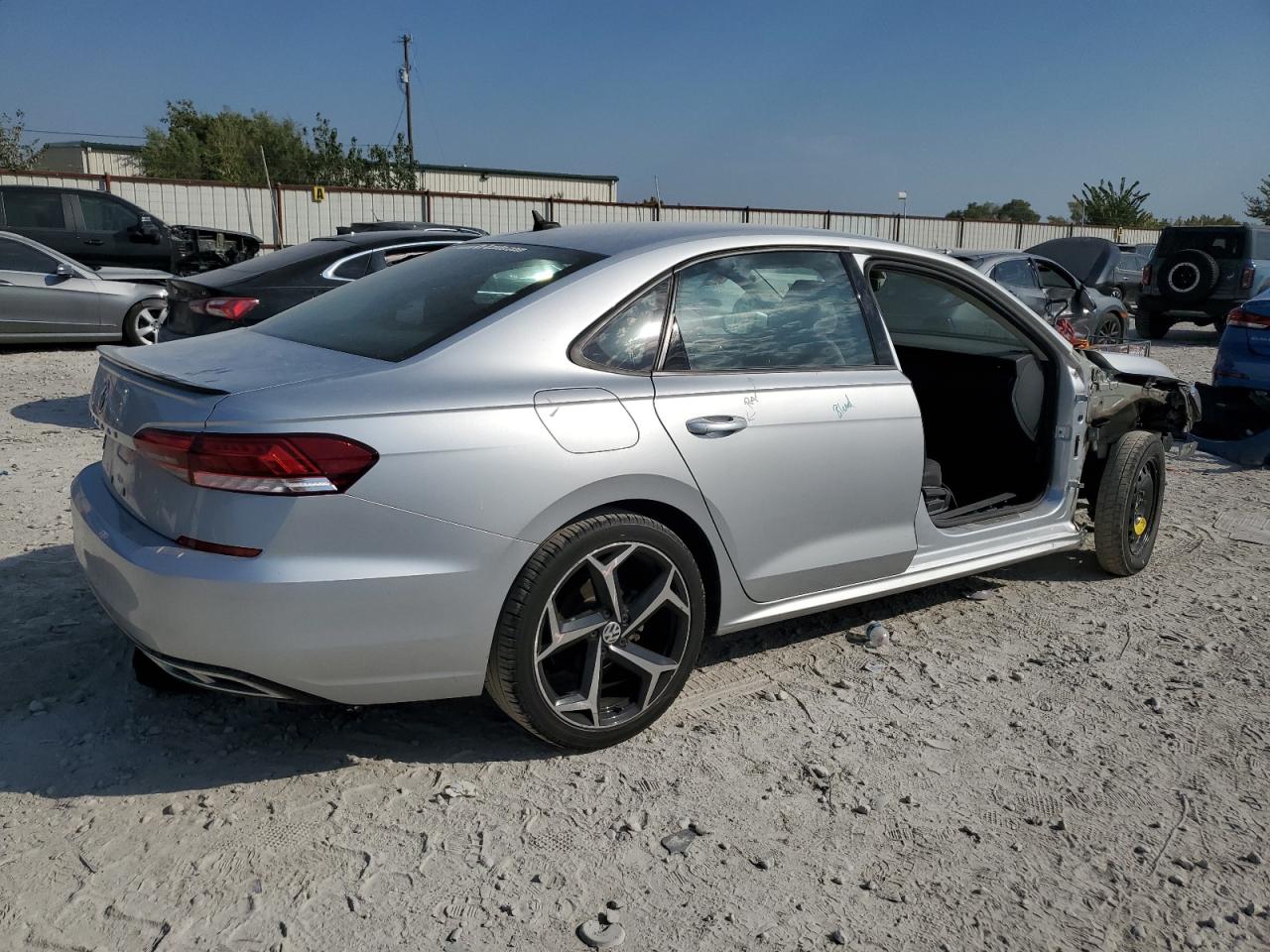 2020 Volkswagen Passat - Image 3