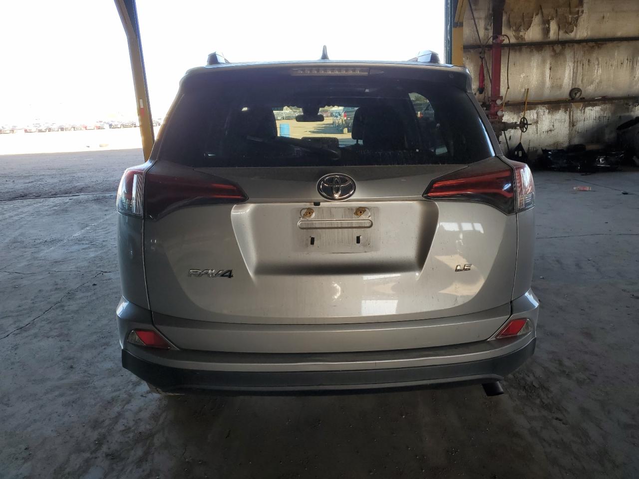 2T3ZFREV3JW416880 2018 Toyota Rav4 Le