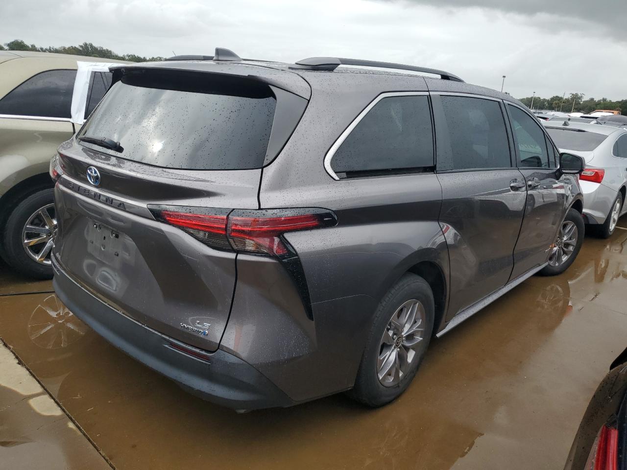 2021 Toyota Sienna - Image 3