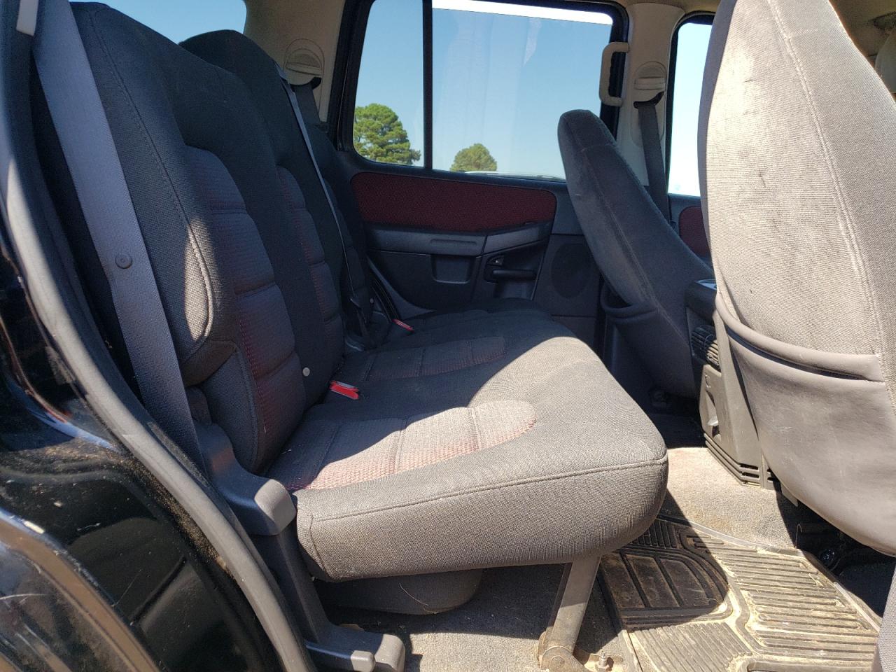 2005 Ford Explorer - Image 11