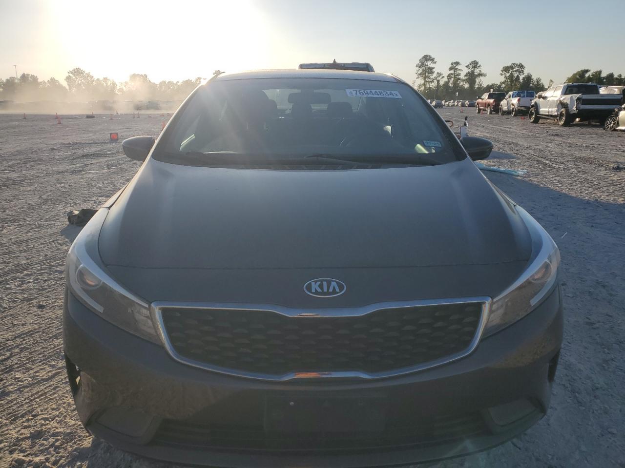 2017 Kia Forte - Image 5