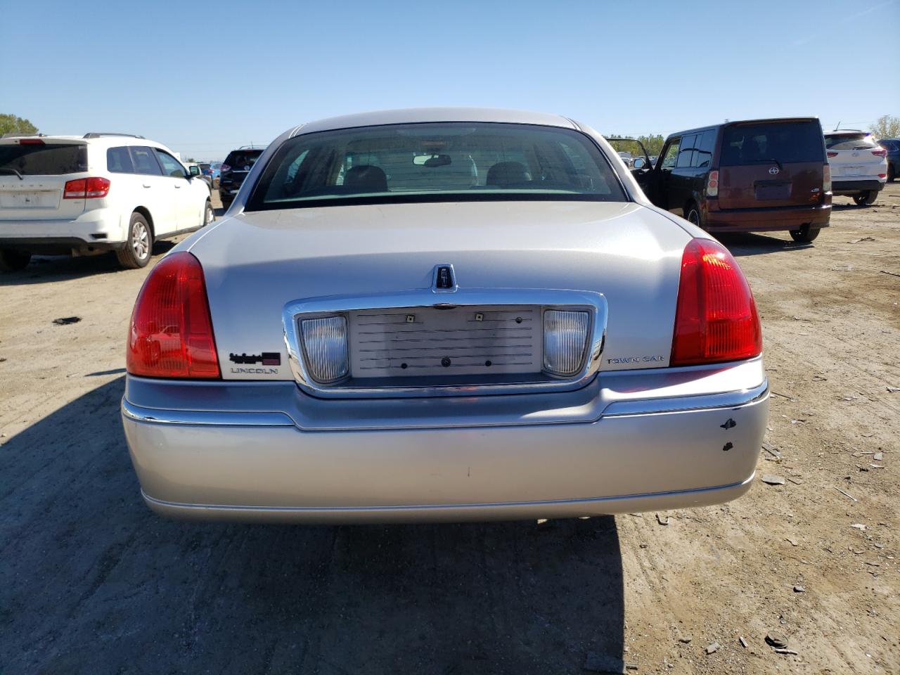 2003 Lincoln Town Car Executive VIN: 1LNHM81W53Y706827 Lot: 73991514