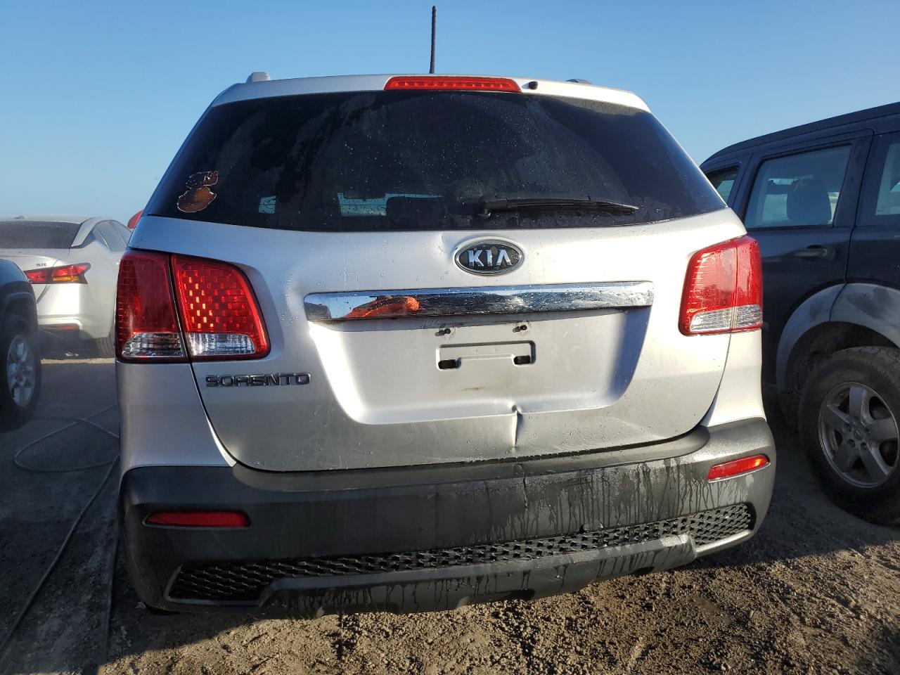 2011 Kia Sorento Base VIN: 5XYKTDA22BG048233 Lot: 77802684