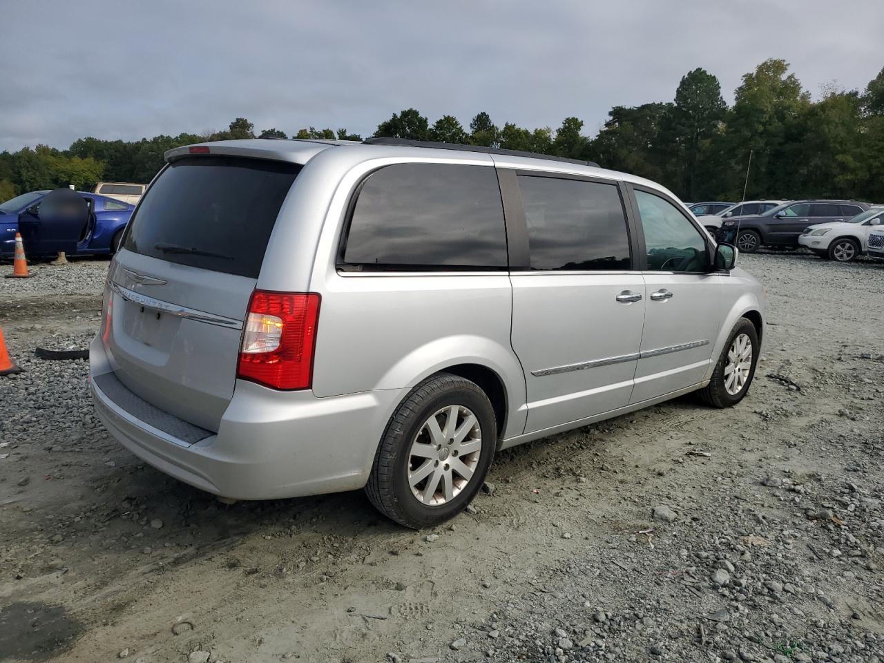 2012 Chrysler Town & Country - Image 3
