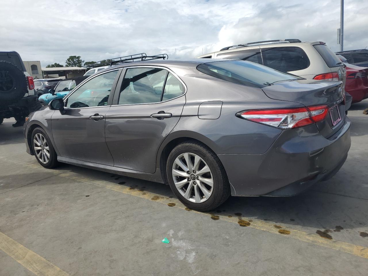 4T1B11HK6JU093484 2018 TOYOTA CAMRY - Image 2