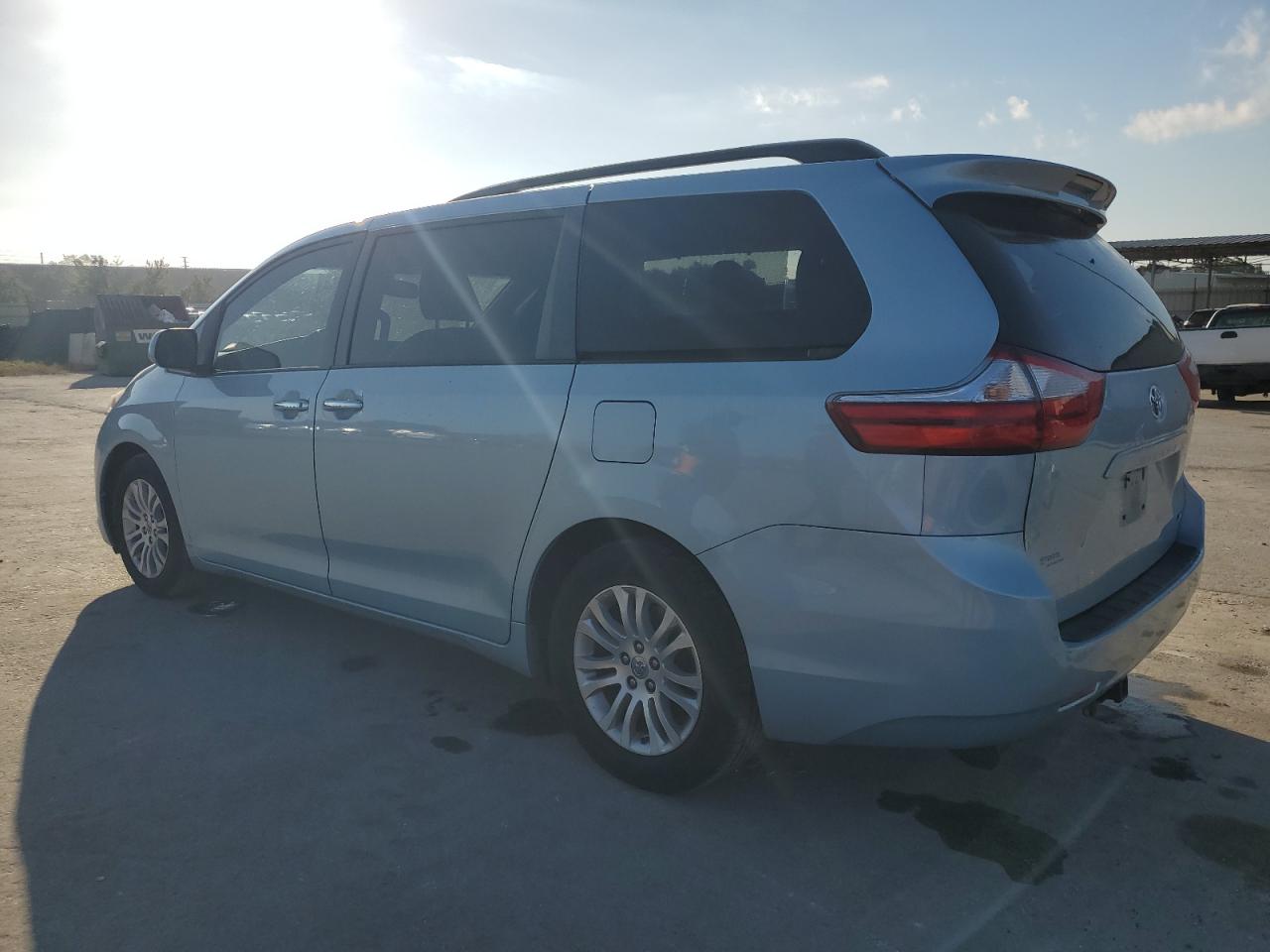 2016 Toyota Sienna - Image 2