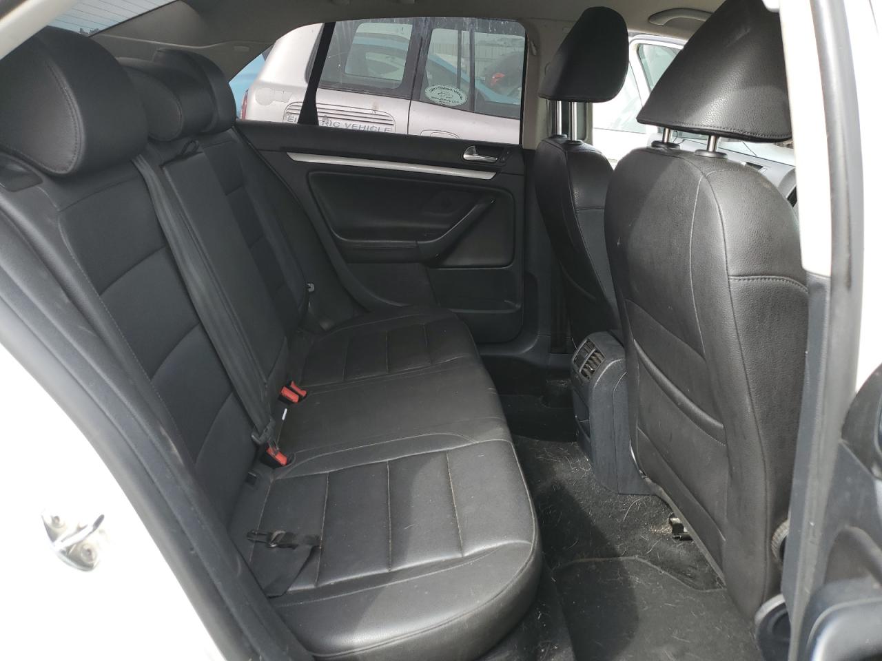 2010 Volkswagen Jetta - Image 10
