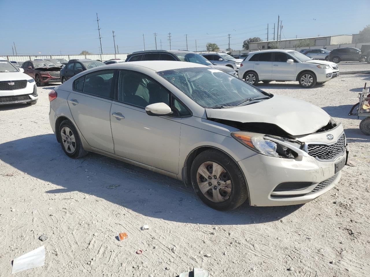 VIN KNAFK4A67F5372670 2015 KIA FORTE no.4