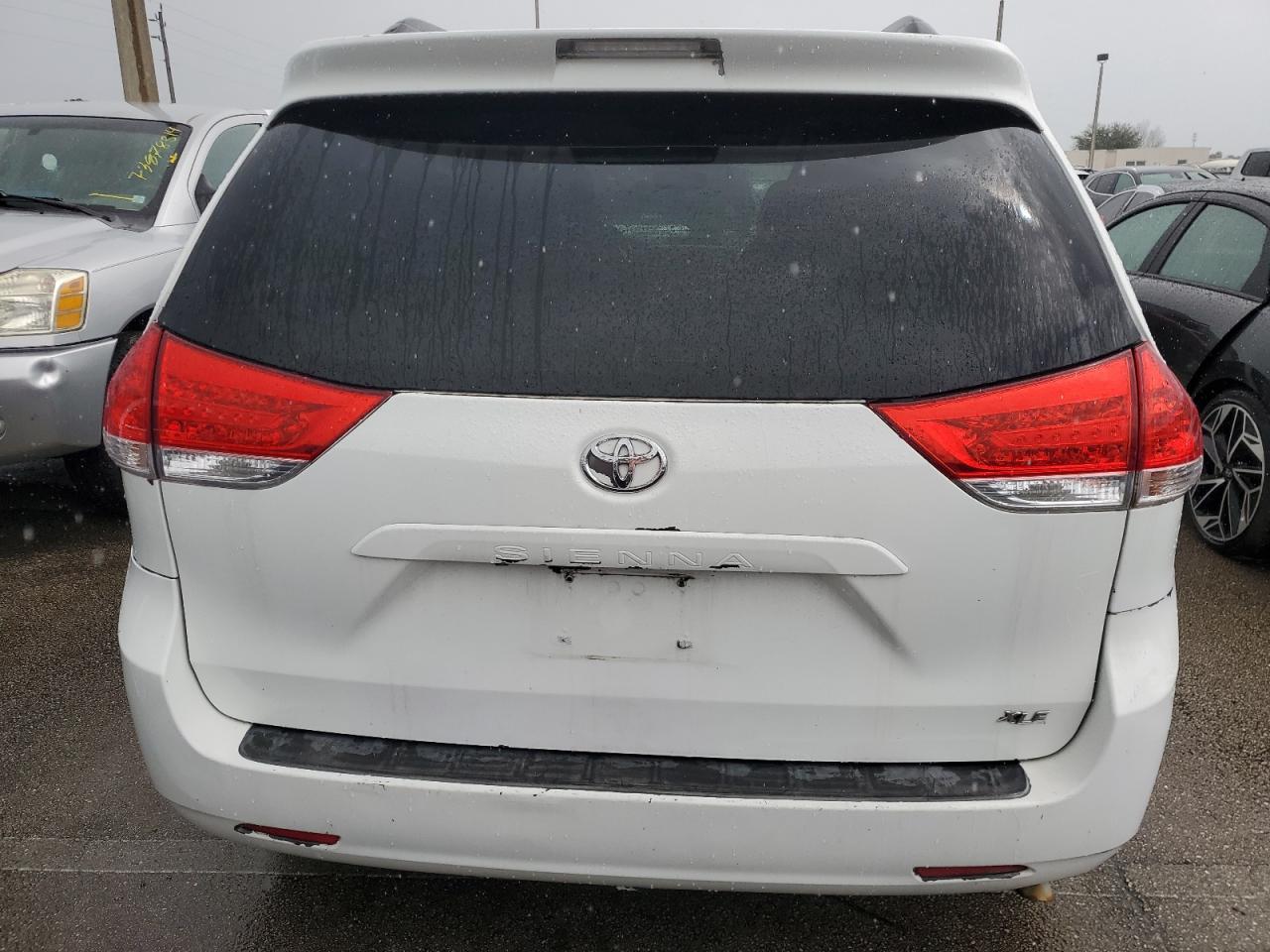 5TDYK3DC7BS050557 2011 Toyota Sienna Xle