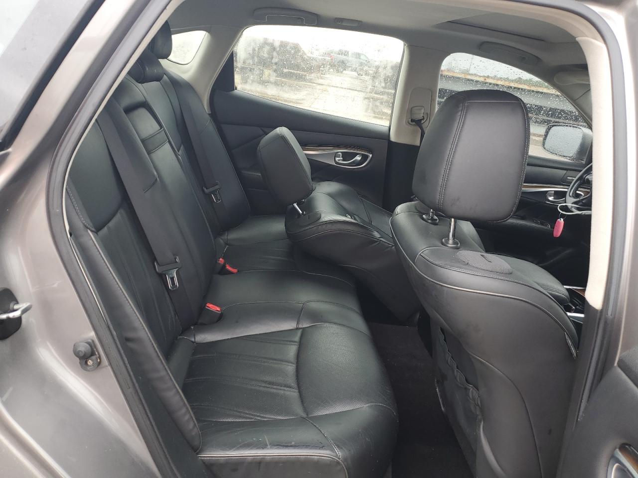 2012 Infiniti M - Image 10