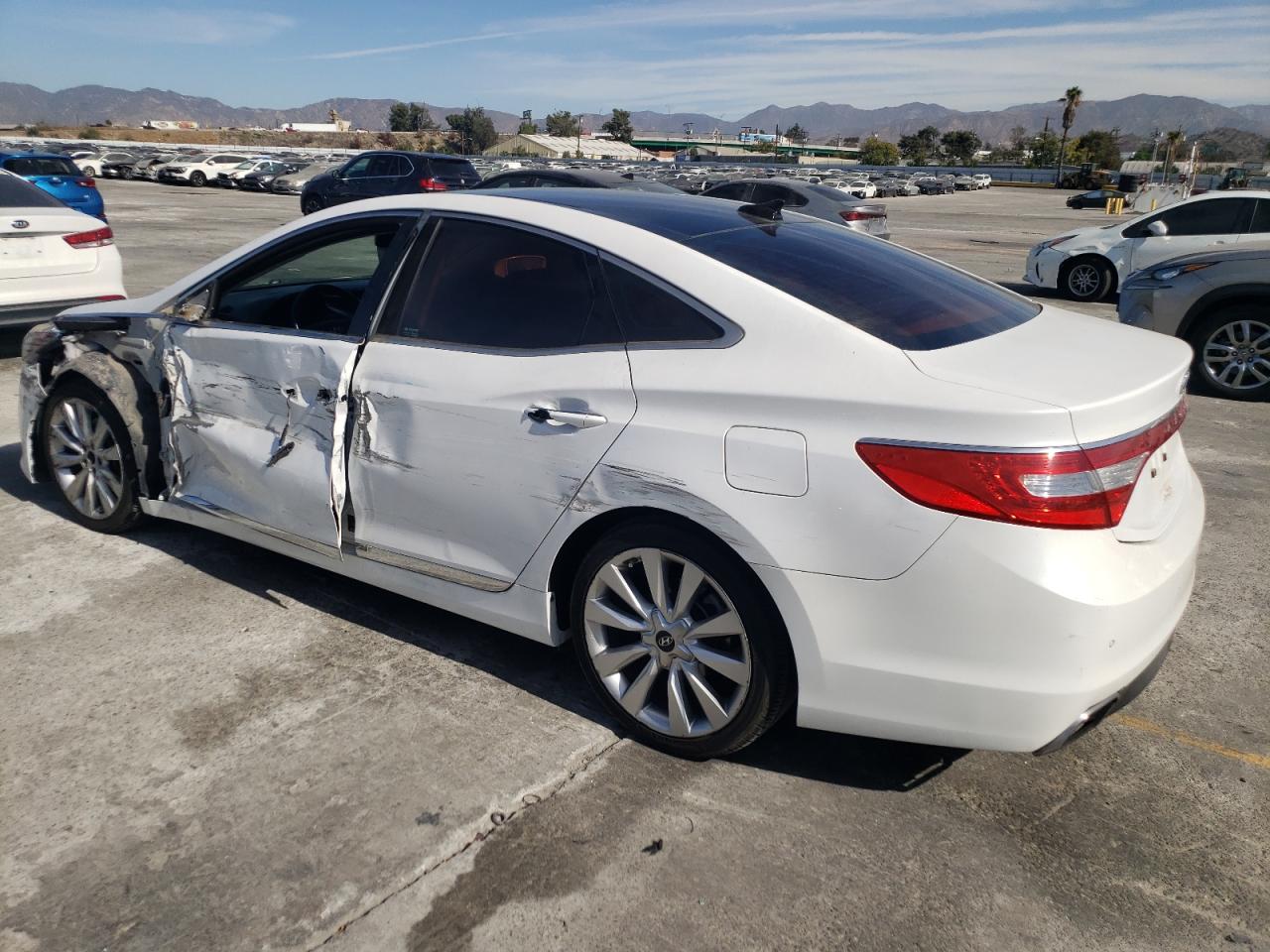2015 Hyundai Azera - Image 2