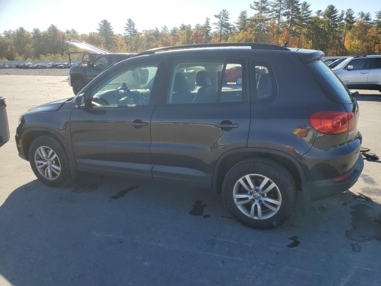 2016 Volkswagen Tiguan - Image 2
