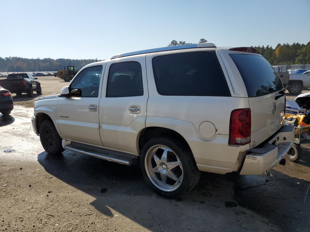 2005 Cadillac Escalade - Image 2