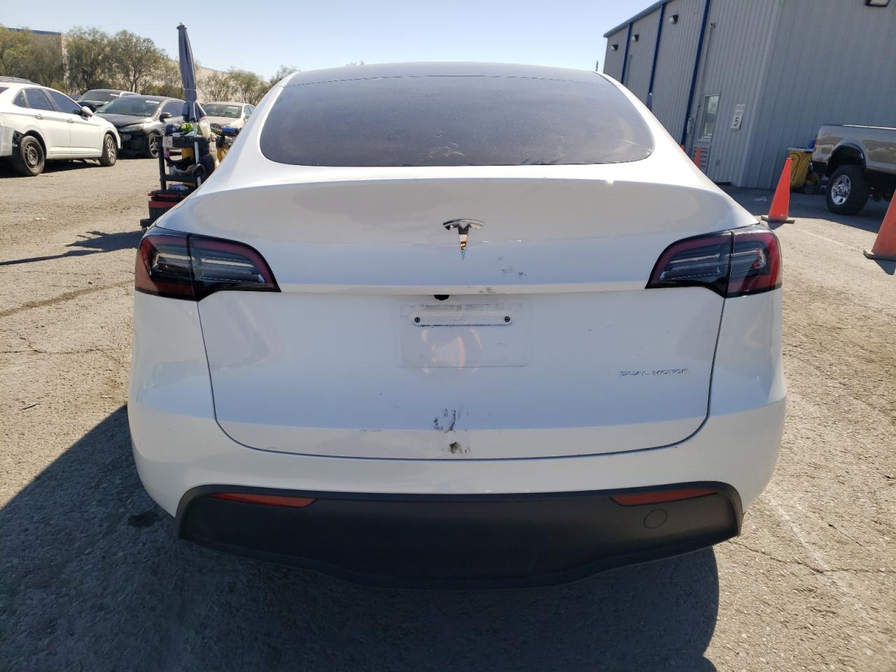 2024 Tesla Model Y VIN: 7SAYGDEE4RF077370 Lot: 75513504