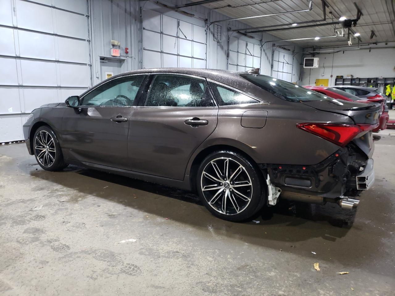 2019 Toyota Avalon - Image 2