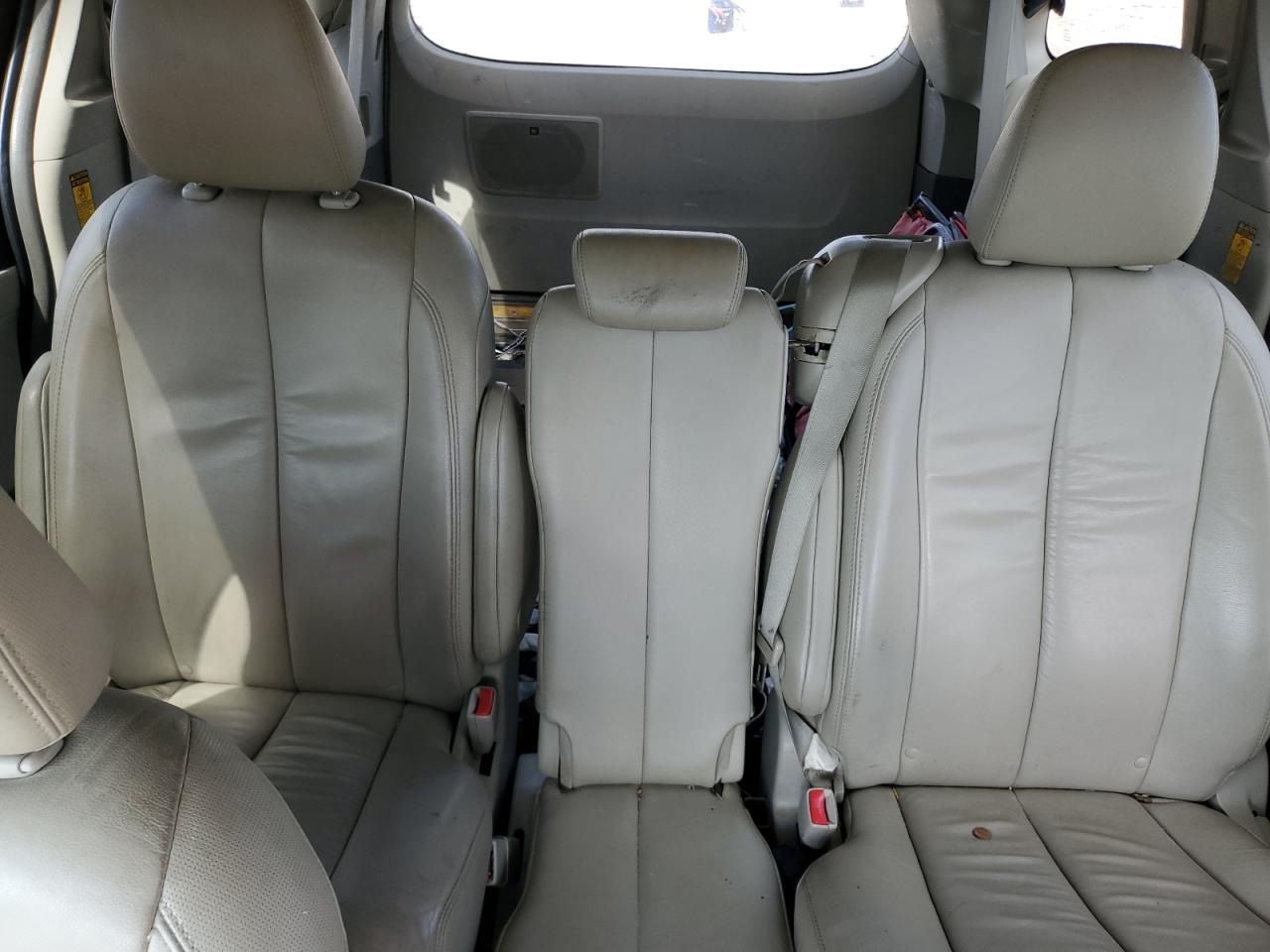 2014 Toyota Sienna - Image 10