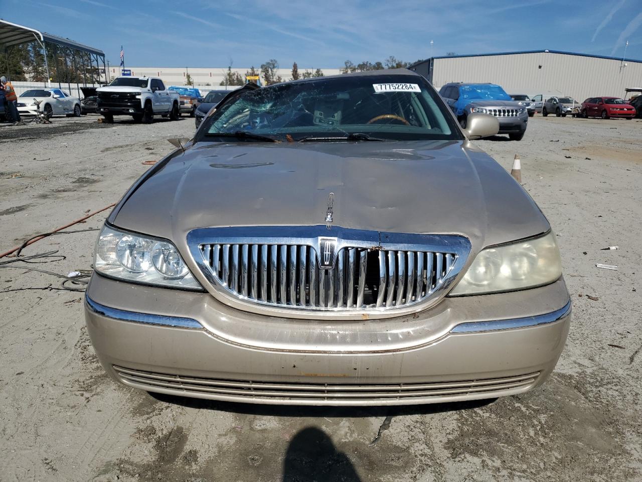 2004 Lincoln Town Car - Image 5