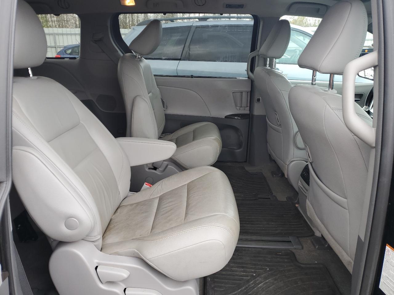 2018 Toyota Sienna - Image 11