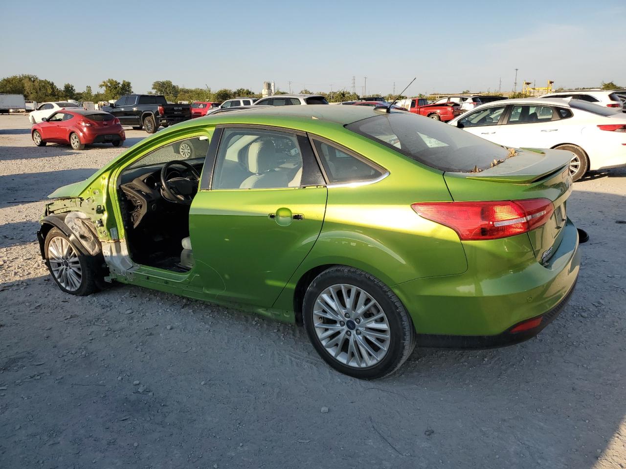 1FADP3J21JL293931 2018 Ford Focus Titanium