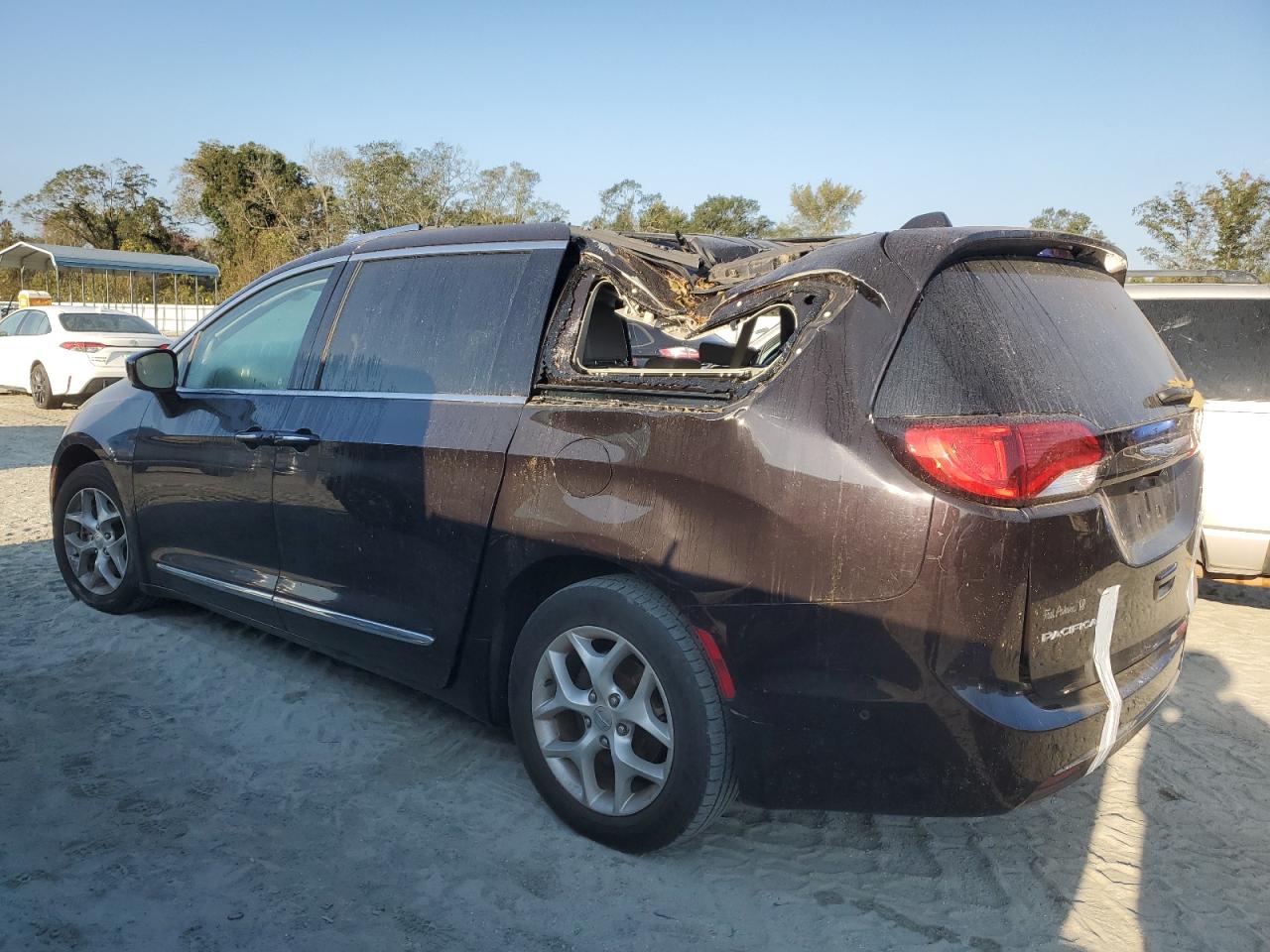 2017 Chrysler Pacifica - Image 2