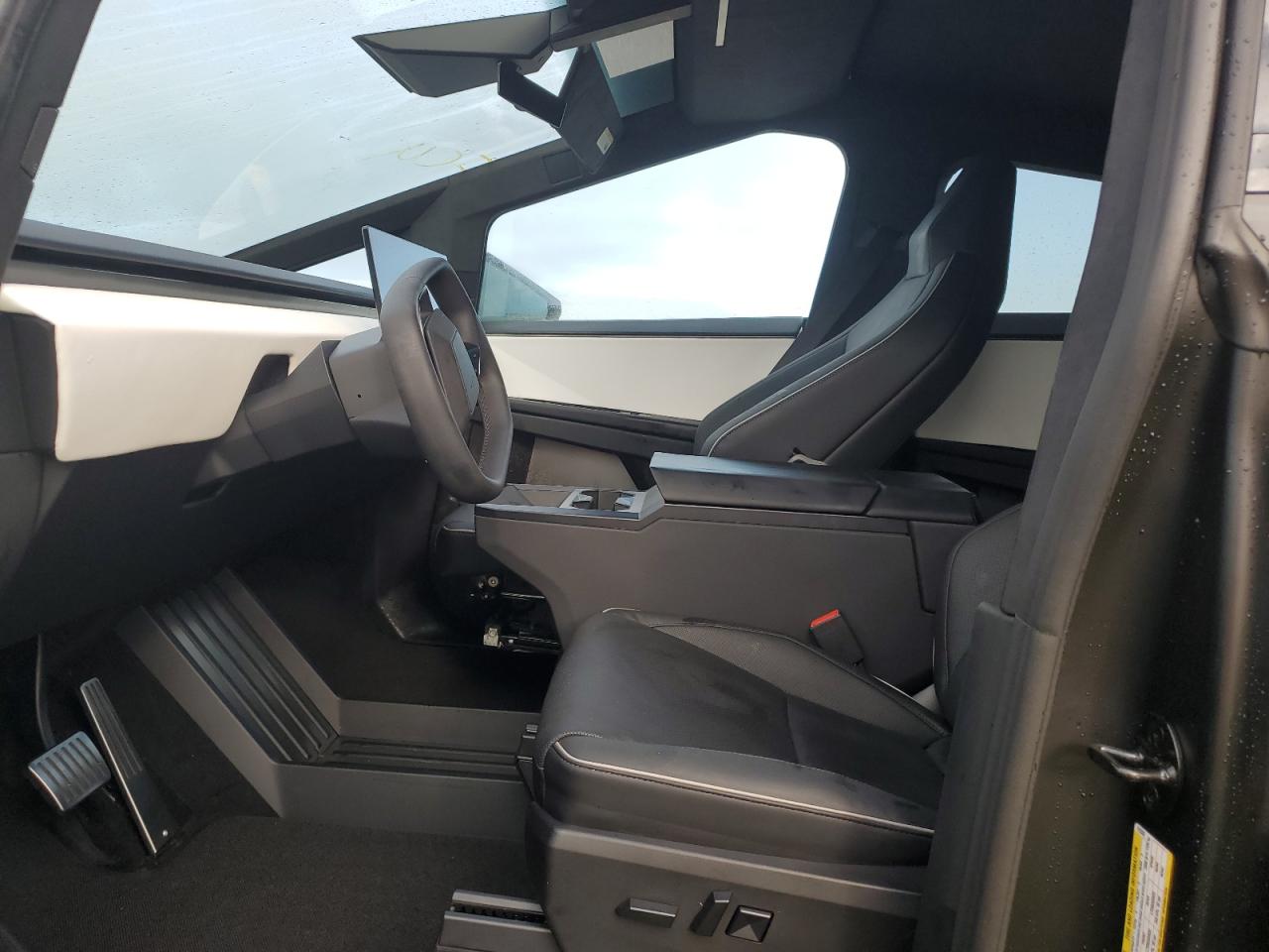 7G2CEHED2RA015326 2024 Tesla Cybertruck